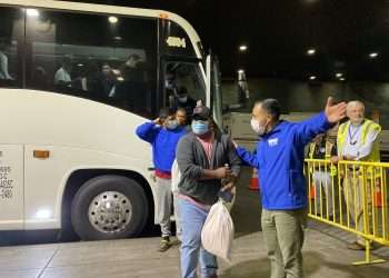 Suelen ser las organizaciones benéficas, mayormente católicas, las que dan asistencia a los emigrantes a lo largo de su viaje y las que advierten a las autoridades de Nueva York de la llegada de los autobuses. Foto: twitter.com/NYCImmigrants