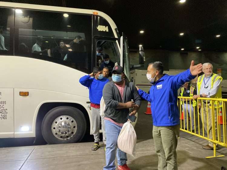 Suelen ser las organizaciones benéficas, mayormente católicas, las que dan asistencia a los emigrantes a lo largo de su viaje y las que advierten a las autoridades de Nueva York de la llegada de los autobuses. Foto: twitter.com/NYCImmigrants