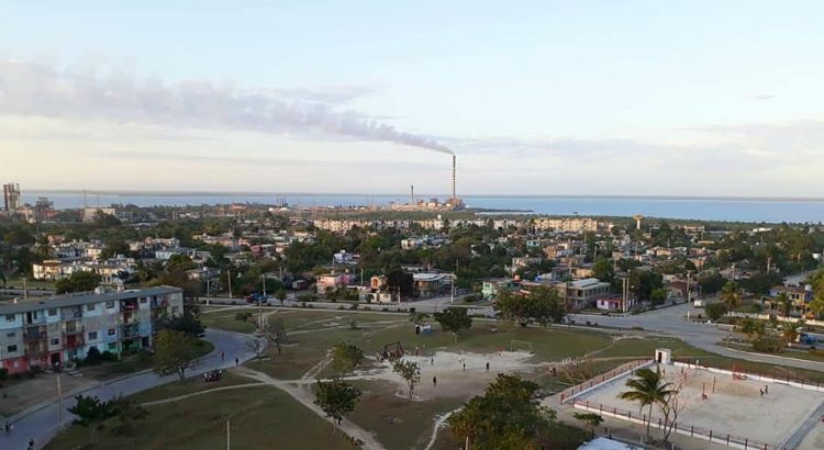 Vista de la ciudad de Nuevitas. Al fondo, la chimenea de la termoeléctrica Diez de Octubre. Foto: @Nuestra.Nuevitas / Facebook.