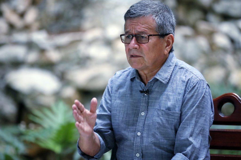 El negociador jefe del Ejército de Liberación Nacional (ELN) Israel Ramírez Pineda, alias "Pablo Beltrán", habla durante un entrevista con EFE, en La Habana. Foto: Ernesto Mastrascusa / EFE.