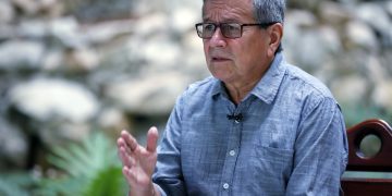 El negociador jefe del Ejército de Liberación Nacional (ELN) Israel Ramírez Pineda, alias "Pablo Beltrán", habla durante un entrevista con EFE, en La Habana. Foto: Ernesto Mastrascusa / EFE.