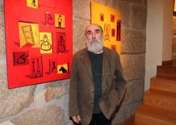 El artista plástico Nelson Villalobos (Villalobo) posa junto a sus obras en la muestra “Meninas”, Santiago de Compostela, 2002. Foto: Eva Leal.