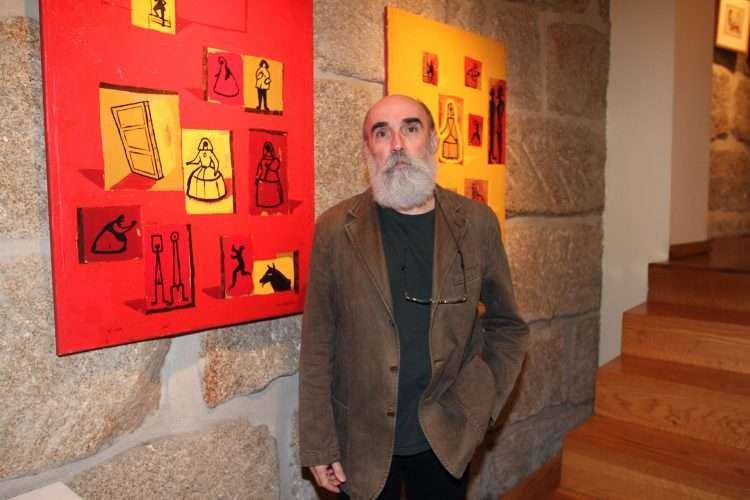 El artista plástico Nelson Villalobos (Villalobo) posa junto a sus obras en la muestra “Meninas”, Santiago de Compostela, 2002. Foto: Eva Leal.