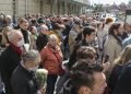 Personas hacen fila para asistir a la ceremonia de despedida del difunto expresidente soviético Mijaíl Gorbachov cerca de la Sala de las Columnas de la Casa de los Sindicatos, donde se encontraba el ataúd con los restos del exmandatario, en Moscú, Rusia, el 3 de septiembre de 2022. Foto: Maxim Shipenkov / EFE.