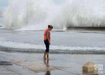 Marejadas e inundaciones costeras en el malecón de La Habana. Foto: Otmaro Rodríguez / Archivo.