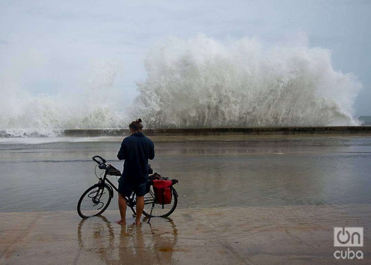 Marejadas e inundaciones costeras en el malecón de La Habana. Foto: Otmaro Rodríguez / Archivo.