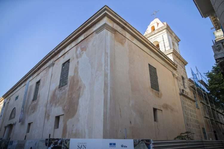 Fotografía exterior del antiguo Convento de Santa Clara, en La Habana, el cual atraviesa una profunda restauración para reconvertirlo en escuela de arte. Foto: Yander Zamora / EFE.