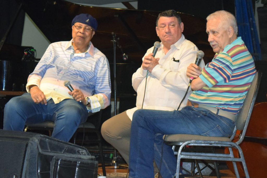 Los reconocidos músicos cubanos Chucho Valdés (i) y Paquito D'Rivera hablan durante un conversatorio moderado por el poeta Miguel Iriarte (c) en el marco de la edición 26 del festival Barranquijazz, en Colombia. Foto: Hugo Penso / EFE.