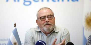 El embajador de Argentina en Cuba, Luis Ilarregui, habla durante una rueda de prensa sobre el atentado contra la vicepresidenta de su país, Cristina Fernández, en la sede de su embajada en La Habana, el viernes 2 de septiembre de 2022. Foto: Ernesto Mastrascusa / EFE.