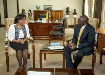 La viceprimera ministra de Cuba, Inés María Chapman, junto al nuevo presidente de Kenia, William Ruto, durante un encuentro en Nairobi. Foto: @CubaMINREX / Twitter.