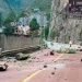 Rocas caídas en una carretera cerca de la ciudad de Lengqi en el condado de Luding, en la provincia de Sichuan, suroeste de China, el lunes 5 de septiembre de 2022. Foto: Xinhua.