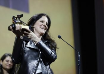 Laura Poitras se convirtió en la tercera mujer consecutiva en lograr el León de Oro tras la francesa Audrey Diwan (El acontecimiento, en 2021) y la estadounidense Chloé Zhao (Nomadland, 2020). Foto: twitter.com/la_Biennale