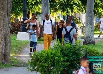 Personas en La Habana a pocos días de efectuarse el referendo sobre el Código de las Familias. Foto: Otmaro Rodríguez.