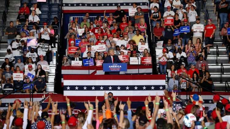 Participantes en el mitin saludan a Trump con el dedo en alto en Youngstown, Ohio. Foto: The New York Times.