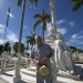 Eusebio Leal frente al monumento dedicado a Carlos Manuel de Céspedes en Santa Ifigenia. Foto: Tomada de El Nuevo Día.