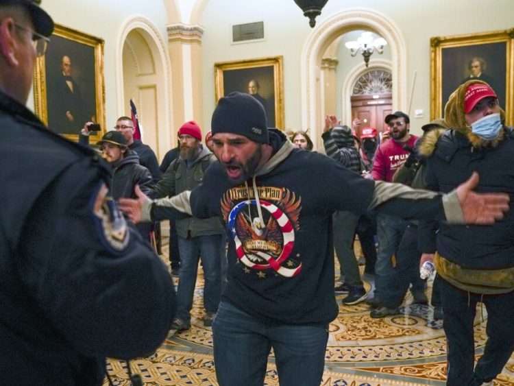 El quanista Douglas Jensen en el asalto al Capitolio, el 6 de enero de 2021. Foto: Iowa Public Radio.