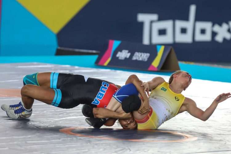 Imagen de archivo de la luchadora cubana Laura Herin (izq) en un combate. Foto: Prensa Latina (PL) / Archivo.