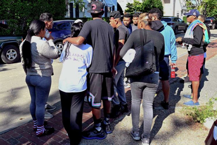 Inmigrantes llegados a Martha's Vineyard, MA. Foto: The Boston Globe.