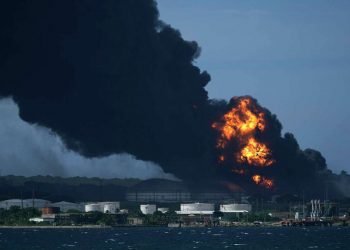 Una enorme columna de humo se alza de la Base de Supertanqueros de Matanzas luego de un incendio causado por una tormenta eléctrica hace un mes. Foto: Alton Telegraph.