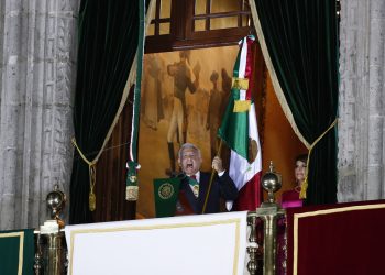 Andrés Manuel López Obrador habla hoy durante la ceremonia por el 212 aniversario del Grito de independencia, desde el balcón central del Palacio Nacional en Ciudad de México. Foto: José Méndez/Efe.