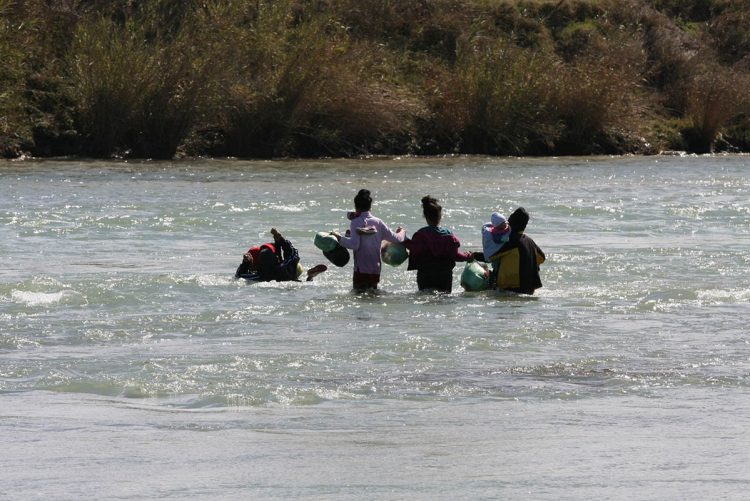 Migrantes cruzando el río Bravo para tratar de llegar a Eagle Pass, Texas. Foto: El Espectador.