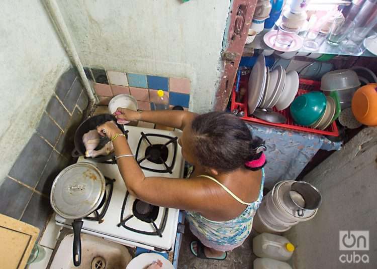 Una señora elabora comida por si quitan el gas ante el aviso de un ciclón a fines de septiembre. Foto: Otmaro Rodríguez.