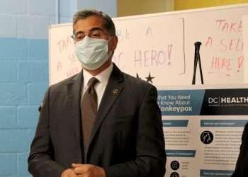 El secretario de Salud y Servicios Humanos de Estados Unidos, Xavier Becerra, visita un centro de vacunación en Washington. Foto: Octavio Guzmán / EFE.