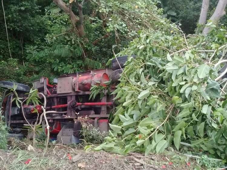 Camión accidentado en Songo La Maya, en la provincia de Santiago de Cuba. Foto: sierramaestra.cu