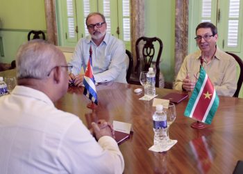 El canciller cubano Bruno Rodríguez (d) se reúne con Albert Ramdin (i), Ministro de Asuntos Exteriores, Negocios Internacionales y Cooperación Internacional de Surinam, en la sede del Ministerio de Relaciones Exteriores en La Habana, el jueves 8 de septiembre de 2022. Foto: Ernesto Mastrascusa / POOL / EFE.