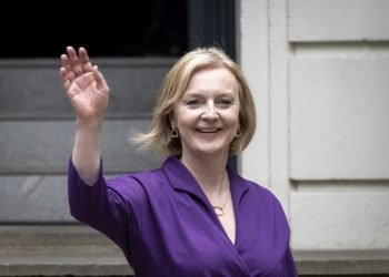 La nueva líder del Partido Conservador, Liz Truss, deja la Oficina Central Conservadora, tras el anuncio de su designación para ocupar el puesto de primera ministra, en Londres, el 5 de septiembre de 2022. Foto: Neil Hall / EFE.