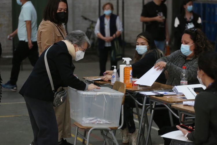 Una mujer vota el plebiscito constitucional de este domingo, en Santiago de Chile. Foto: Elvis González / EFE.