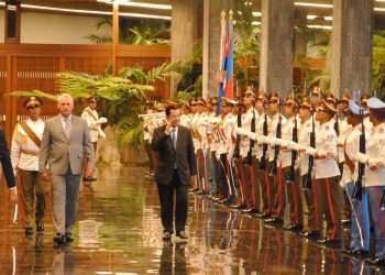 El presidente cubano, Miguel Díaz-Canel Bermúdez recibe a Samdech Techo Hun Sen, primer ministro del Reino de Cambodia, en ceremonia efectuada en el Palacio de la Revolución, en La Habana, el 24 de septiembre de 2022. Foto: Luis Jiménez / ACN.