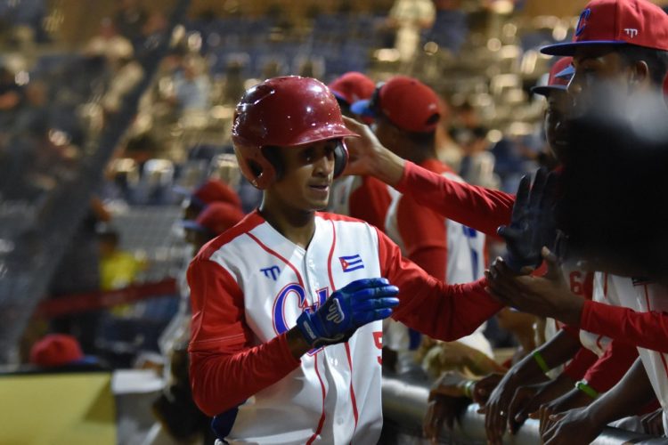 Durante el tramo jugado varios cubanos habían destacado con el madero, entre ellos Alejandro Prieto (2-2, 2 carreras anotadas y una empujada), Segián Pérez (2-2, 1 CA y 1CI) y Maykol Rodríguez (3-1, 2CI), de acuerdo con las estadísticas oficiales. Foto: twitter.com/CODESONoficial