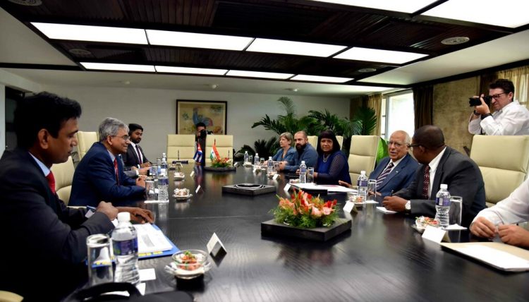 Ricardo Cabrisas, vice primer ministro cubano, con Saurabh Kumar, viceministro de Relaciones Exteriores de la India durante un encuentro en junio de 2022. Foto: ACN/Archivo.