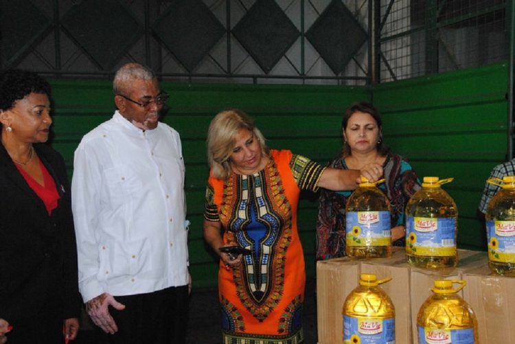 Acto de agradecimiento por donativo de aceite del gobierno de Namibia, en la Empresa Mayorista Provincial de Alimentos (EMPA), en La Habana, Cuba, el 15 de septiembre de 2022. Foto: Luis JIMÉNEZ ECHEVARRÍA/ACN.