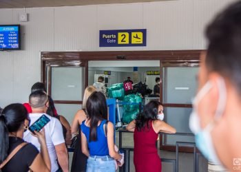 Más del 85 % de los viajeros que arribaron a Cuba en el 2022 transitaron por el canal verde de la Aduana. Foto: Kaloian.