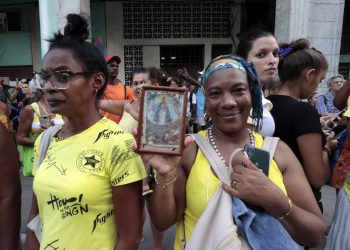 Feligreses participan en la procesión de la Virgen de la Caridad, patrona de Cuba, en el municipio Centro Habana. Foto: Ernesto Mastrascusa/Efe.