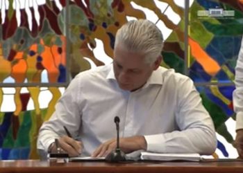 El presidente cubano, Miguel Díaz-Canel, refrenda con su firma la nueva ley del Código de las Familias, el lunes 26 de septiembre de 2022. Foto: Captura de pantalla.
