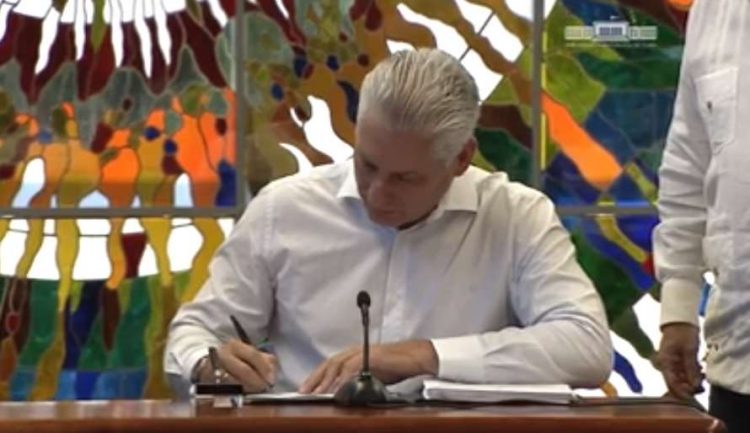 El presidente cubano, Miguel Díaz-Canel, refrenda con su firma la nueva ley del Código de las Familias, el lunes 26 de septiembre de 2022. Foto: Captura de pantalla.