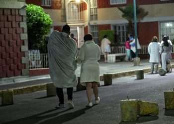 Personas permanecen en las calles después de registrarse un terremoto la madrugada de este jueves en la Ciudad de México (México). Foto:  Sáshenka Gutiérrez/Efe.