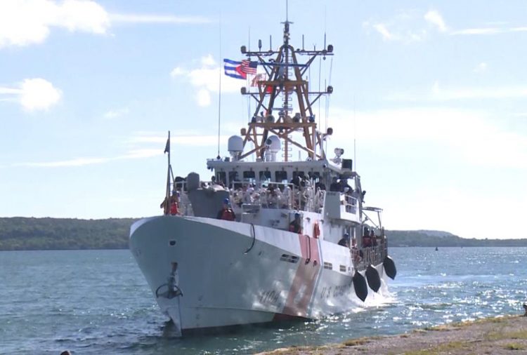 Guardacostas de Estados Unidos lleva al puerto de Orozco, en la provincia de Artemisa, para devolver migrantes irregulares cubanos. Foto: www.acn.cu