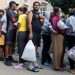 Un grupo de migrantes indocumentados enviados a Martha's Vineyard forman fila para recibir ayuda. | Foto: AP