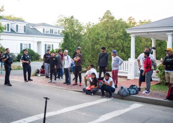 Grupo de inmigrantes indocumentados enviados a Martha's Vineyard. Foto: The New York Times.