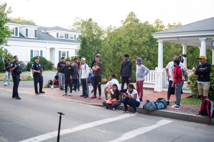 Grupo de inmigrantes indocumentados enviados a Martha's Vineyard. Foto: The New York Times.