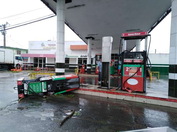 Ian tocó tierra cubana en la madrugada del martes por La Coloma, Pinar del Río, con vientos máximos sostenidos superiores a 200 km/h, desplazándose a menos de 20 kilómetros por hora (Km/h) en dirección norte. Foto: Tele Pinar.