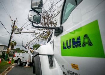 Según el diario local Primera Hora, la empresa LUMA Energy informó en la mañana de hoy que 257 350 abonados estaban sin el servicio de energía eléctrica ante la cercanía de Fiona. Foto: Primera Hora.