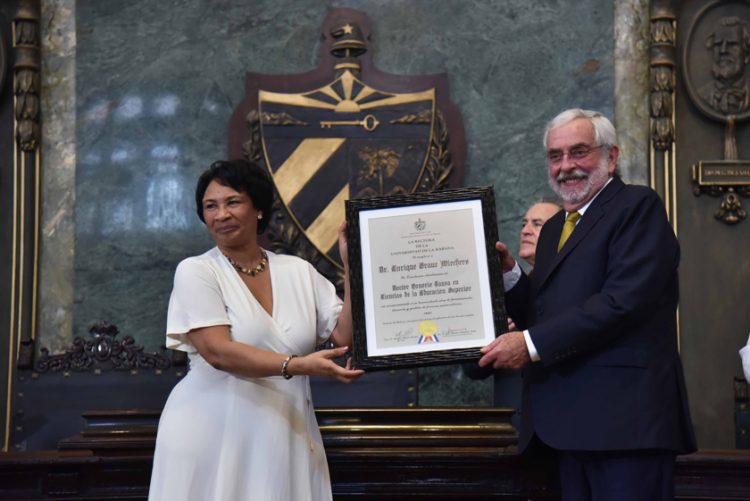 El Dr. C. Enrique Luis Graue Wiechers (d), rector de la Universidad Nacional Autónoma de México (UNAM) y presidente de la Red de Macrouniversidades de América, recibe el título de Doctor Honoris Causa en Ciencias de la Educación Superior de la Universidad de La Habana, de manos de la rectora de esa casa de estudios, la Dra. Miriam Nicado. Foto: Omara García Mederos / ACN.