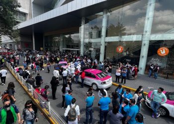 Personas en la calle en México tras el terremoto de este 19 de septiembre de 2022. Foto: noticieros.televisas.com