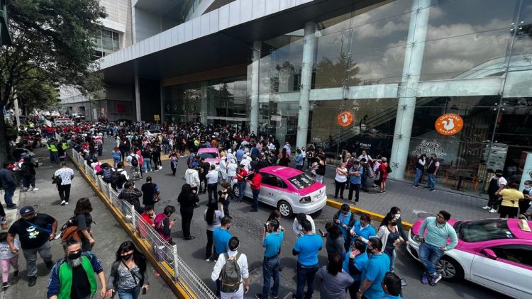 Personas en la calle en México tras el terremoto de este 19 de septiembre de 2022. Foto: noticieros.televisas.com