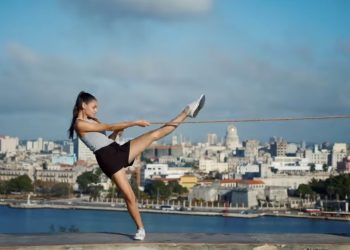 Fotograma de un video con bailarines de la compañía estadounidense ABT Studio y el Ballet Nacional de Cuba.